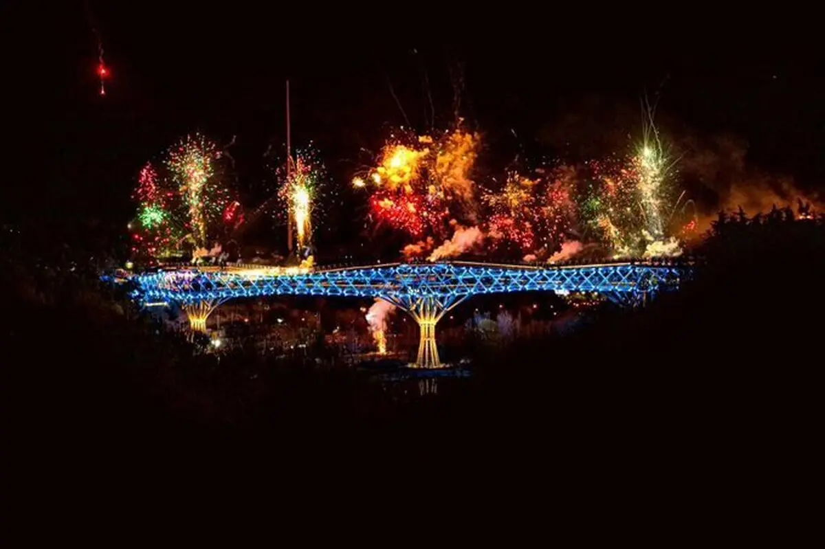 نورافشانی «پل طبیعت» در شب سال نو ۱۴۰۳ 