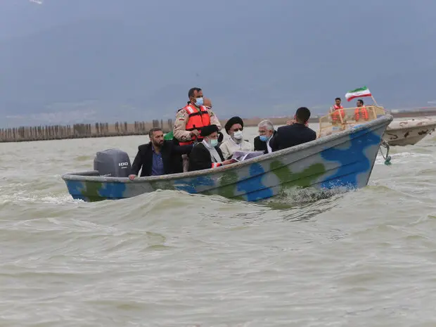 قایق سواری ابراهیم رئیسی در حاشیه سفر به گلستان2