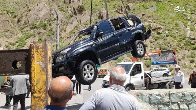 سقوط خودرو پرادو به داخل رودخانه کرج +عکس