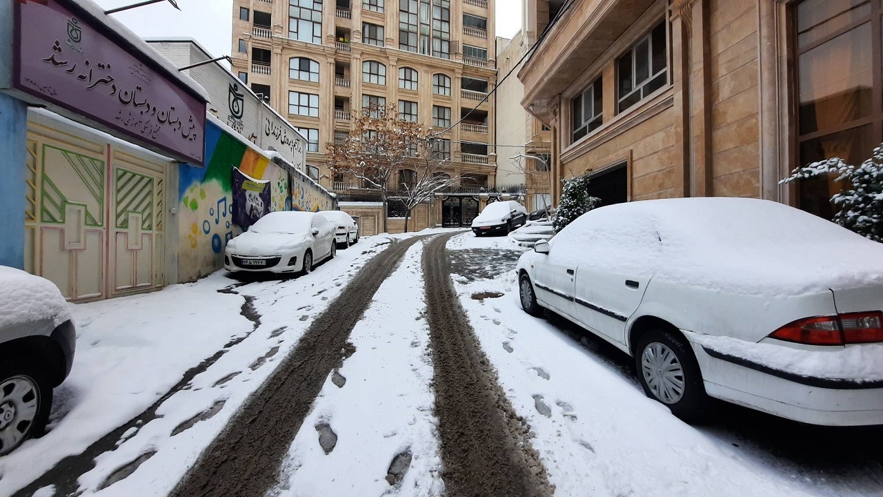 حجم یک متری برف در اغلب محله‌های منطقه یک تهران