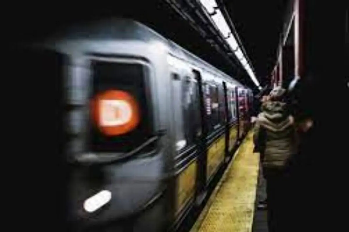 برخورد مسافر با قطار مترو