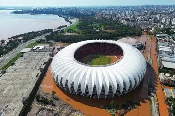 ورزشگاهی که میزبان مسابقات جام جهانی در برزیل بود، پس از بارش شدید باران...