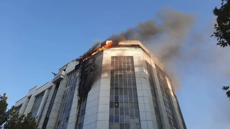 آتش‌سوزی گسترده در این هتل معروف/ درگیری مدیران هتل با آتش‌نشانی!