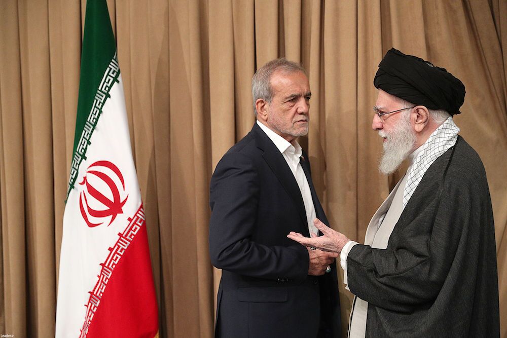 تصویری پربازدید از گفتگوی خصوصی رهبر انقلاب با پزشکیان