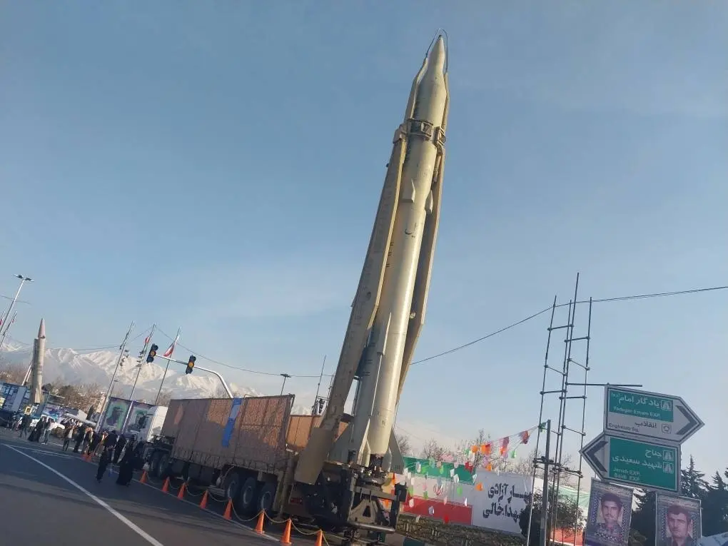 موشک های نقطه زن دوربرد ایران در میدان آزادی