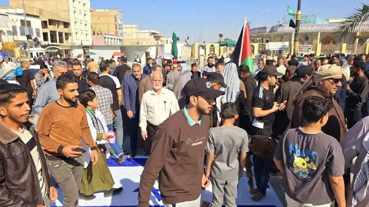 تصاویر آتش زدن پرچم‌های آمریکا، انگلیس و «اسرائیل» توسط مردم کوفه 