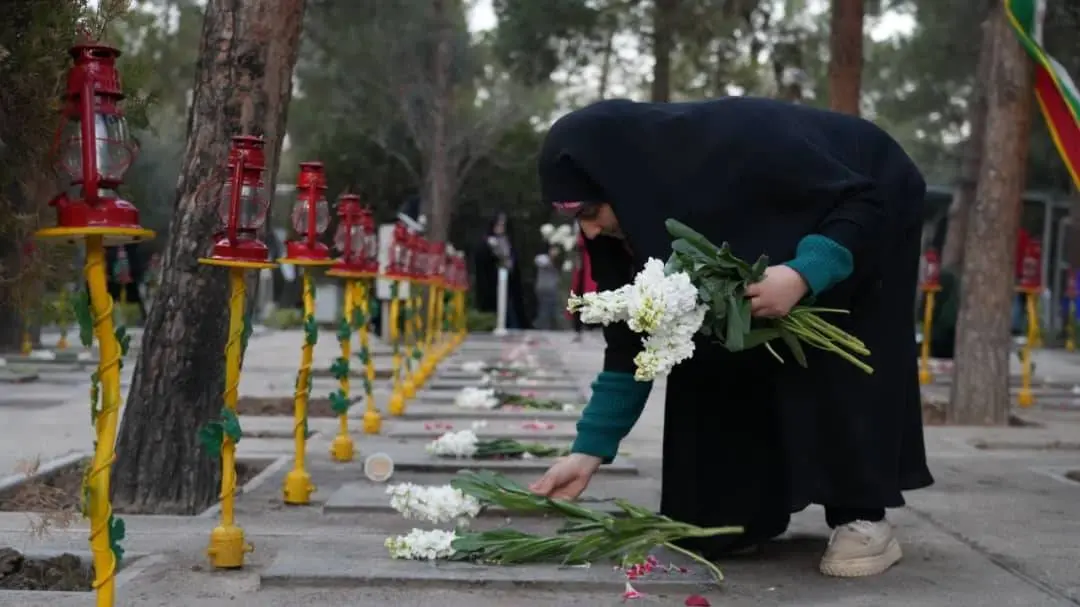 عطرافشانی گلزار شهدای بهشت زهرا (س) در یادواره ۲۴ هزار شهید تهران