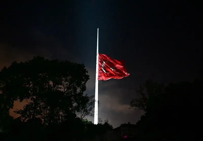 پرچم نیمه افراشته ترکیه به مناسبت شهادت رئیسی