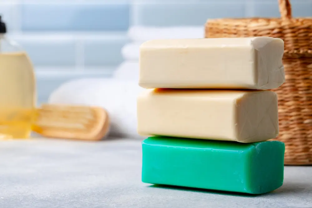 صابون قالبی یا شامپو بدن؛ کدام برای شما مناسب‌تر است؟