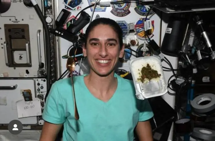یاسمین مقبلی در فضا قرمه سبزی خورد