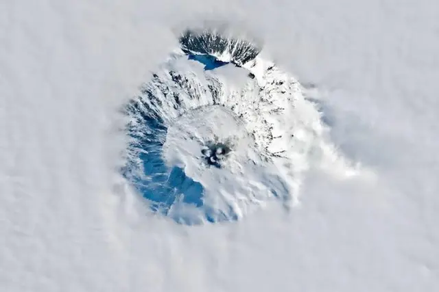اتفاقی نادر در قطب جنوب/ از یک کوه آتشفشان طلا فوران می‌کند