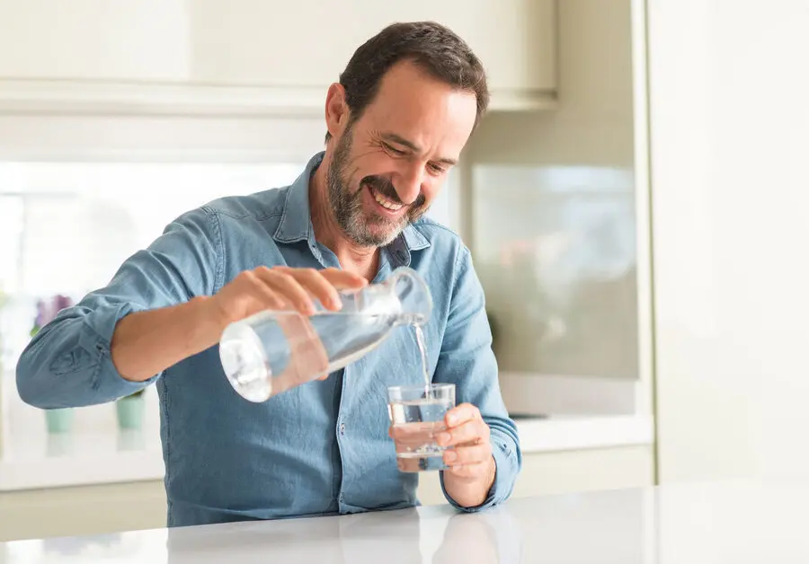 آب گرم یا آب سرد؛ نوشیدن کدام برای سلامتی بهتر است؟