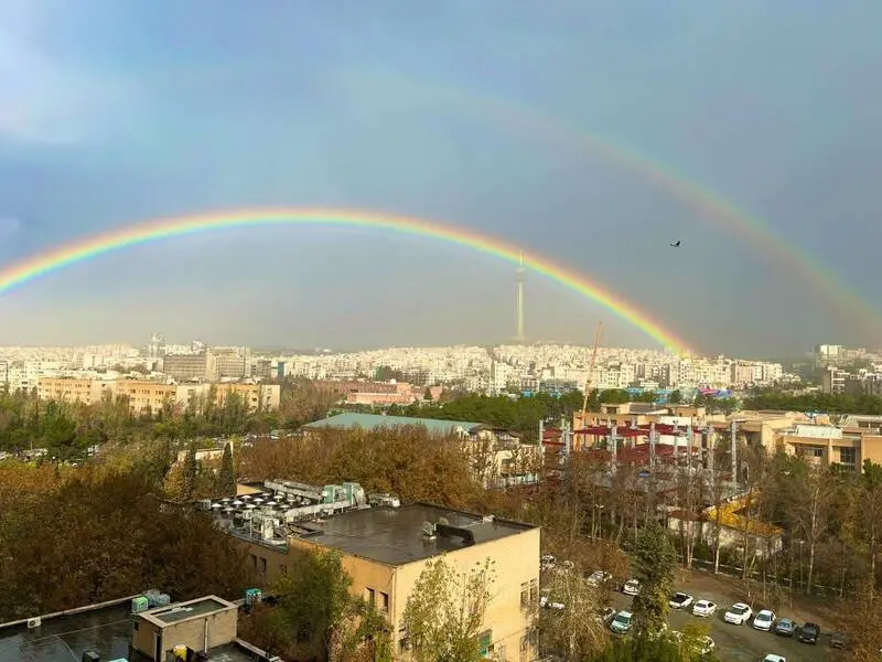 لحظه ایجاد رنگین‌کمانِ دوقلو در آسمان تهران+عکس