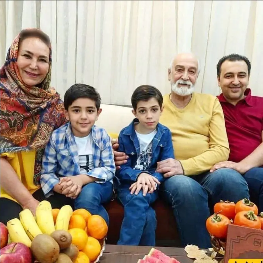 محمود پاک‌نیت با همسر و نوه هایش