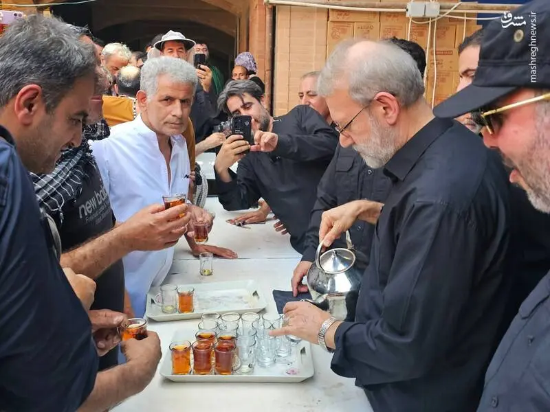 خادمی لاریجانی در یک موکب در پیاده روی اربعین+کس