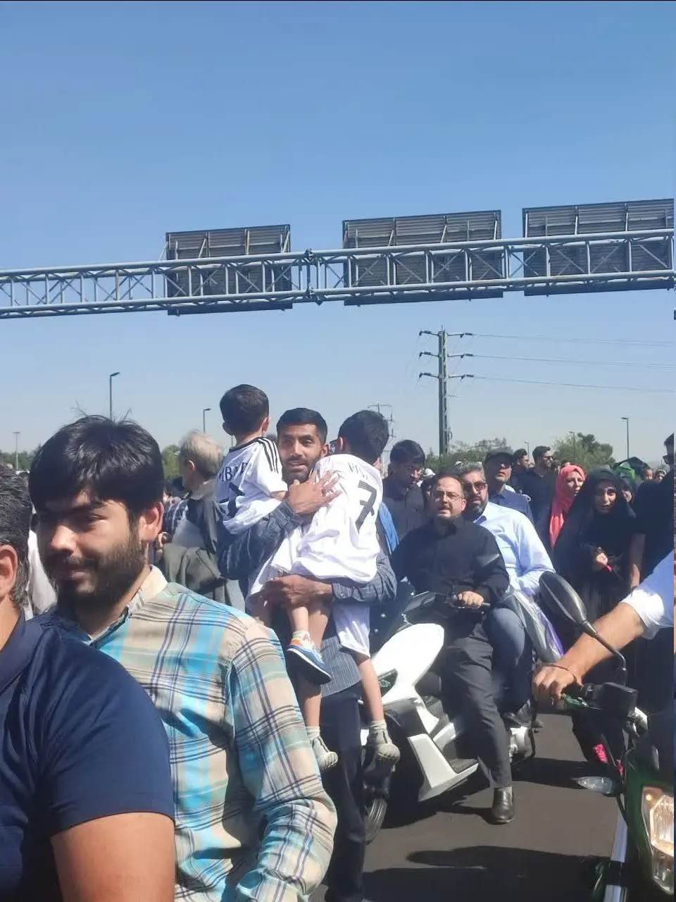 درپی شهادت  سیدحسن نصرالله و در آستانه اولین سالگرد حماسه طوفان‌الاقصی توسط رزمندگان مقاومت اسلامی فلسطین، نماز جمعه تهران امروز جمعه ۱۳ مهرماه به امامت رهبر معظم انقلاب اسلامی در مصلای امام خمینی (ره) برگزار شد.  محمد انصاری، بازیکن سابق پرسپولیس نیز همر