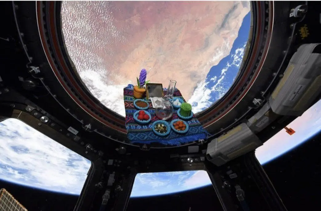 یاسمین مقبلی کنار سفره هفت‌سین در ایستگاه فضایی بین‌المللی