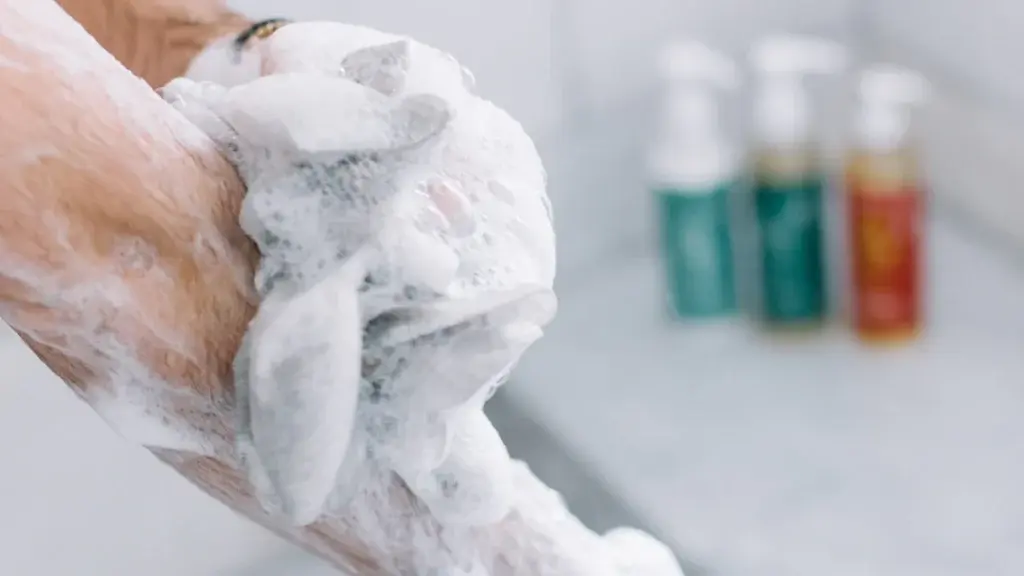 صابون قالبی یا شامپو بدن؛ کدام برای شما مناسب‌تر است؟
