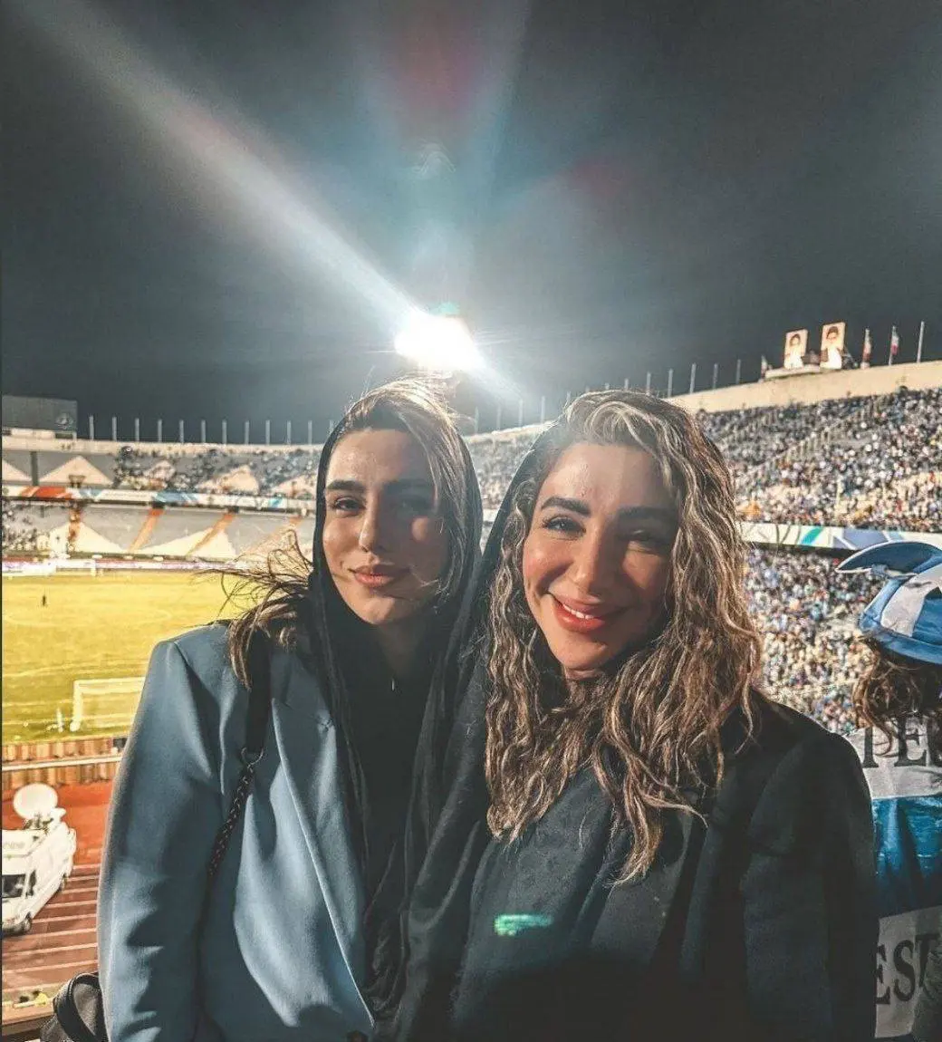 همسران روزبه چشمی و مهرداد محمدی شاهد بازی استقلال در ورزشگاه آزادی