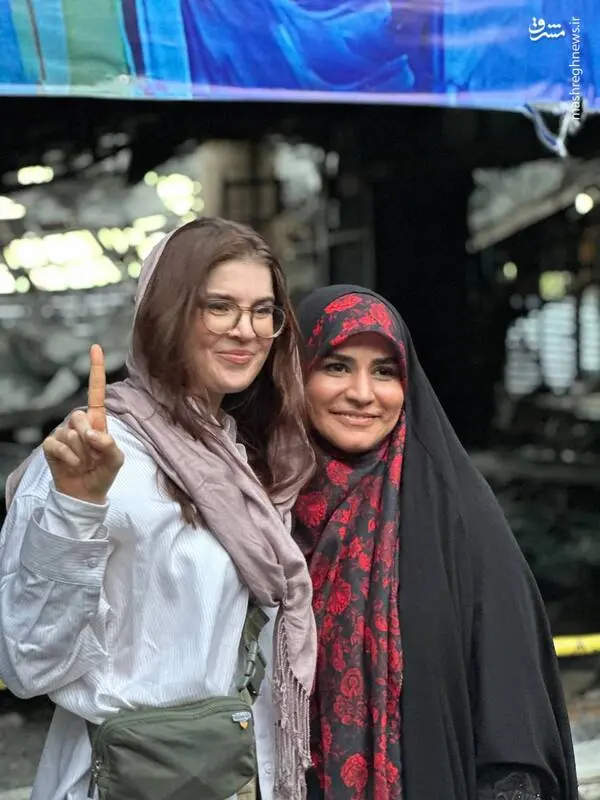 4عکس یادگاری خبرنگار آمریکایی با سحر امامی