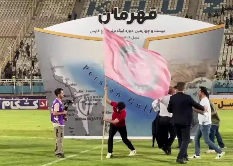 کوبیدن پرچم تراکتور حاشیه ساز شد