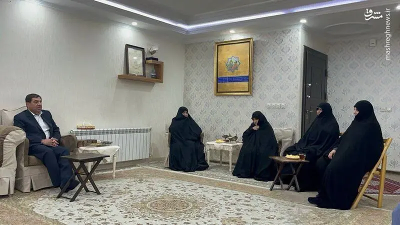 حضور مخبر در منزل شهید رئیسی را مشاهده می نمایید