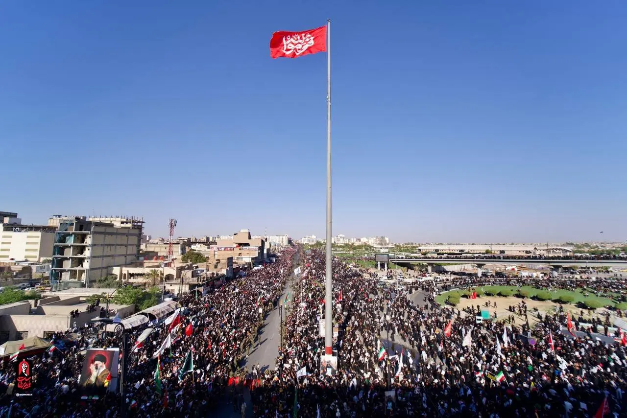 پرچم «قوموالله» برفراز تشییع رهبرشهید درنجف