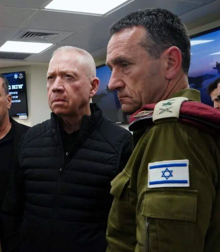 چهره درهم وزیر دفاع و فرمانده ارتش اسرائیل در حال تماشای موشک باران از سمت ایران