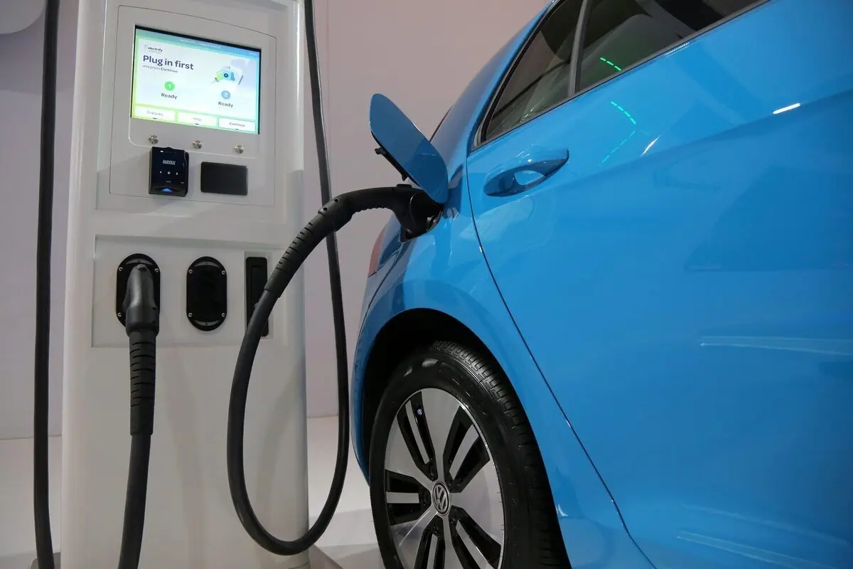 آیا گرانی بنزین باعث خرید خودرو‌های برقی خواهد شد؟