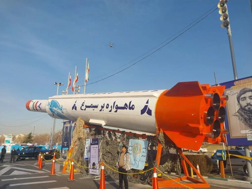 موشک های نقطه زن دوربرد ایران در میدان آزادی