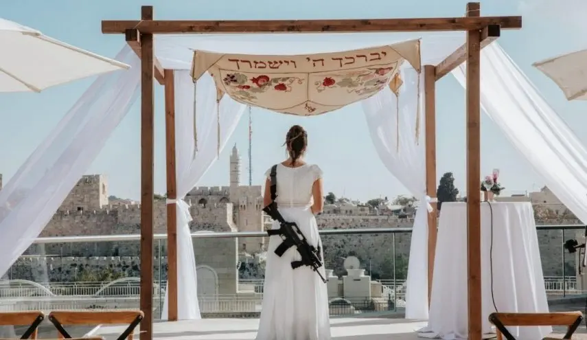 عروس اسرائیلی با اسلحه به جشن رفت