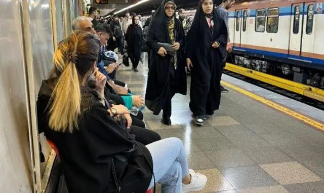 دختر بی حجاب و نیمه برهنه در مترو و واکنش مردم
