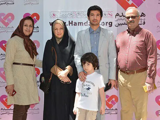 مجری معروف برنامه سمت خدا در کنار همسر و فرزندش + تصاویر