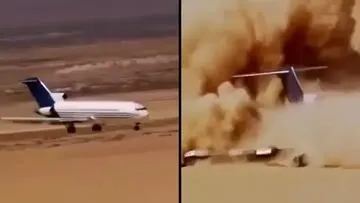 عکس/ سقوط هواپیمای مسافربری در بیابان