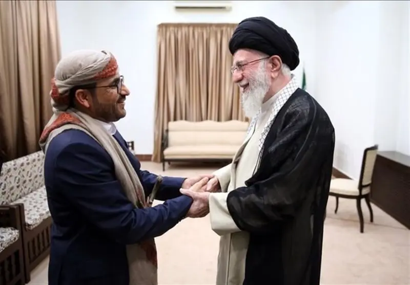 تصویری خاص از دیدار سخنگوی انصارالله یمن با رهبر انقلاب 