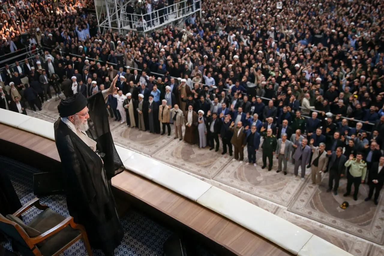عکس پر بازدید از رهبرانقلاب در حرم امام
