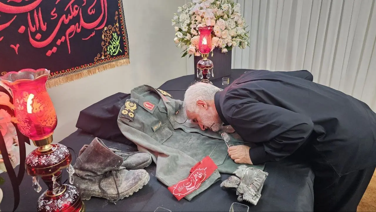 تصویر بوسه سعید جلیلی بر لباس نظامی شهید سردار سلامی
