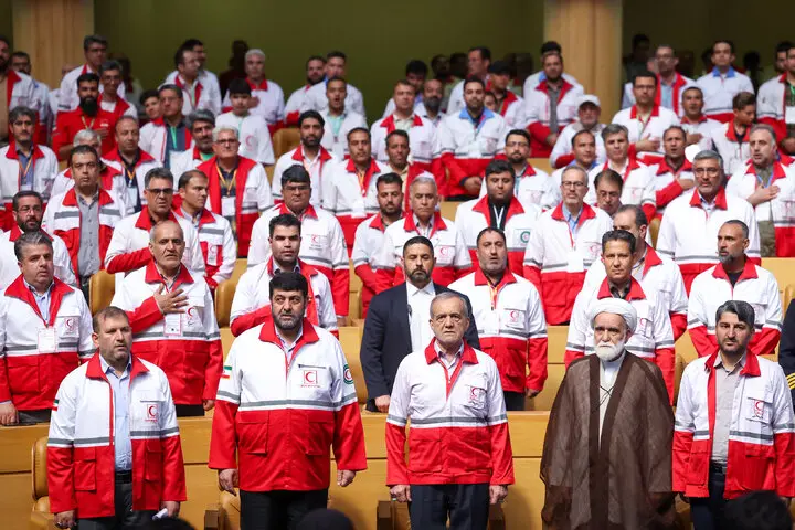 تصاویری جالب از حضور پزشکیان با یک لباس متفاوت