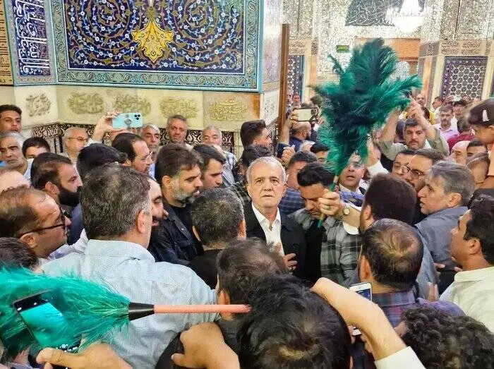 پزشکیان به زیارت حرم امام رضا(ع) مشرف شد+عکس
