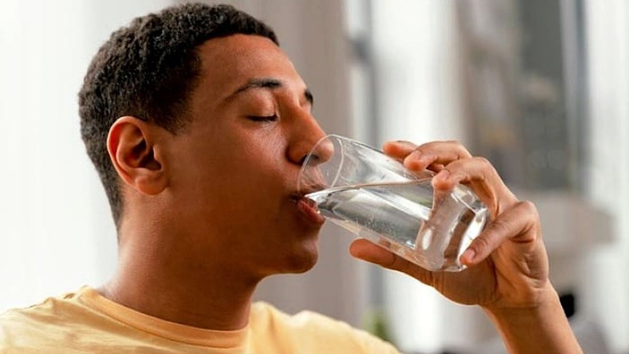 نوشیدن آب ناشتا فایده دارد یا ضرر؟
