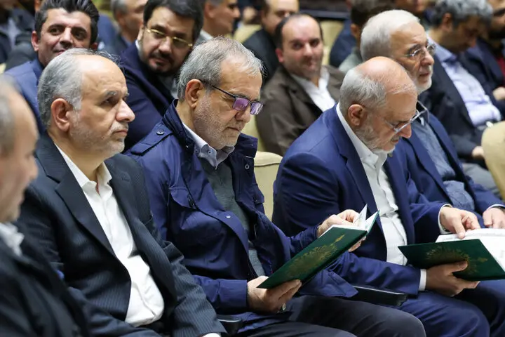 حضور پزشکیان در مراسم ختم خانواده سقاب اصفهانی +عکس