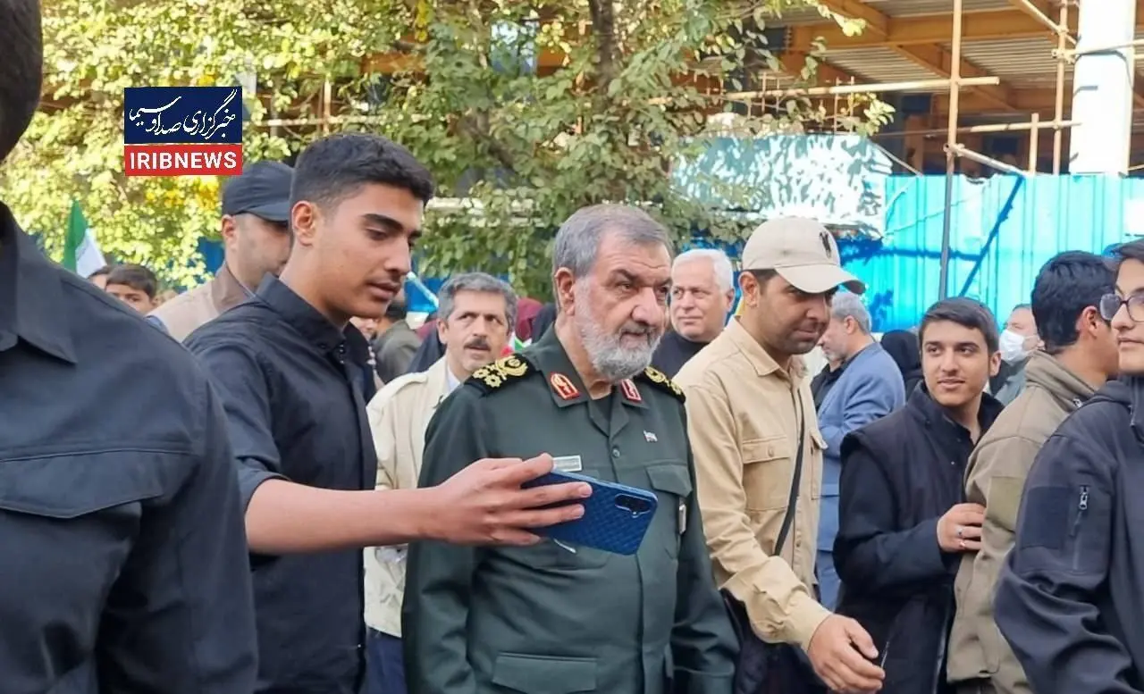 حضور آقا محسن در راهپیمایی ۱۳ آبان+عکس