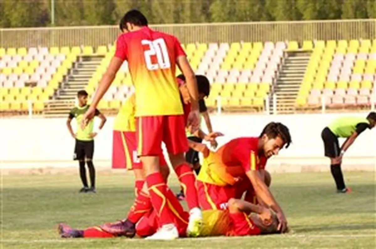 پیروزی فولاد در یک دربی جذاب، پرگل و پر کارت 