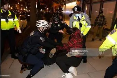  زد و خورد پلیس با حامیان ترامپ