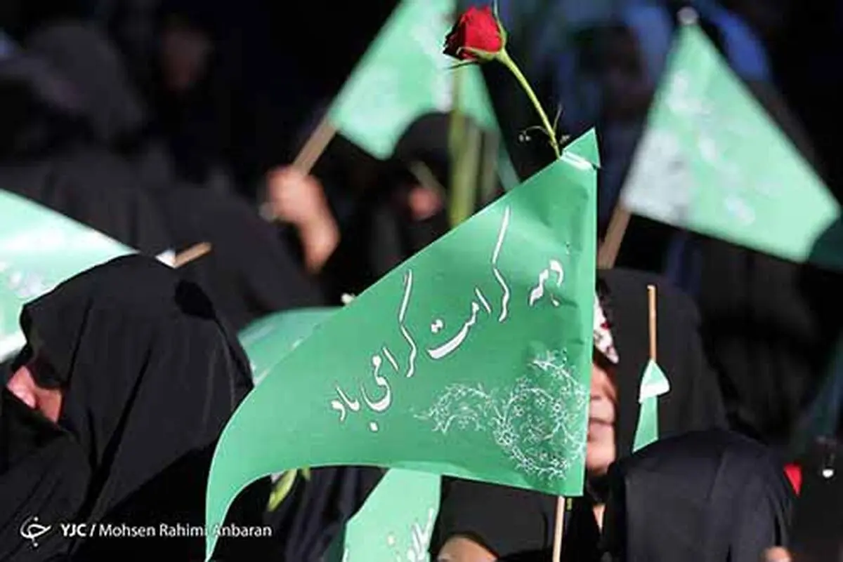 
گلباران حرم رضوی در سالروز میلاد حضرت معصومه(ص)+ تصاویر
