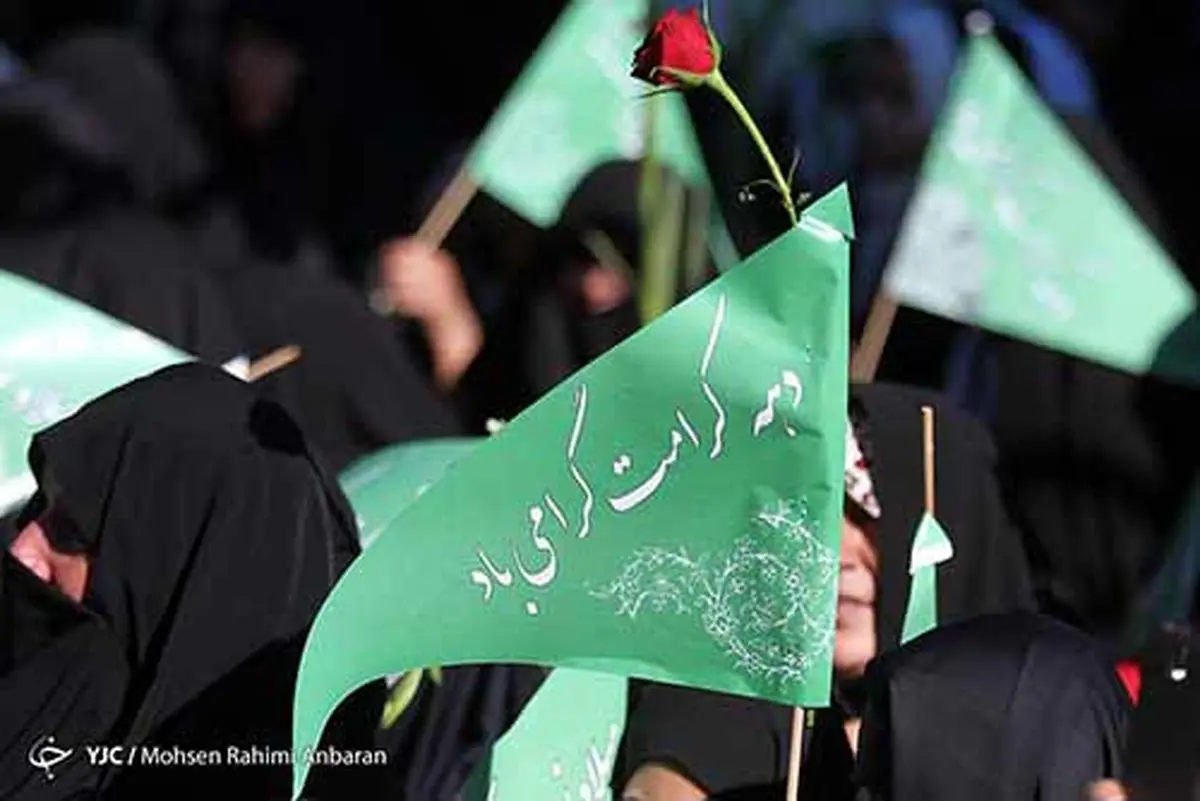
گلباران حرم رضوی در سالروز میلاد حضرت معصومه(ص)+ تصاویر
