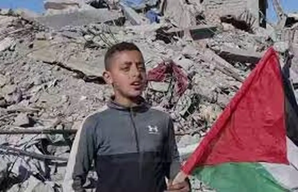 اهتزاز پرچم فلسطین بر ویرانه‌های غزه/فیلم