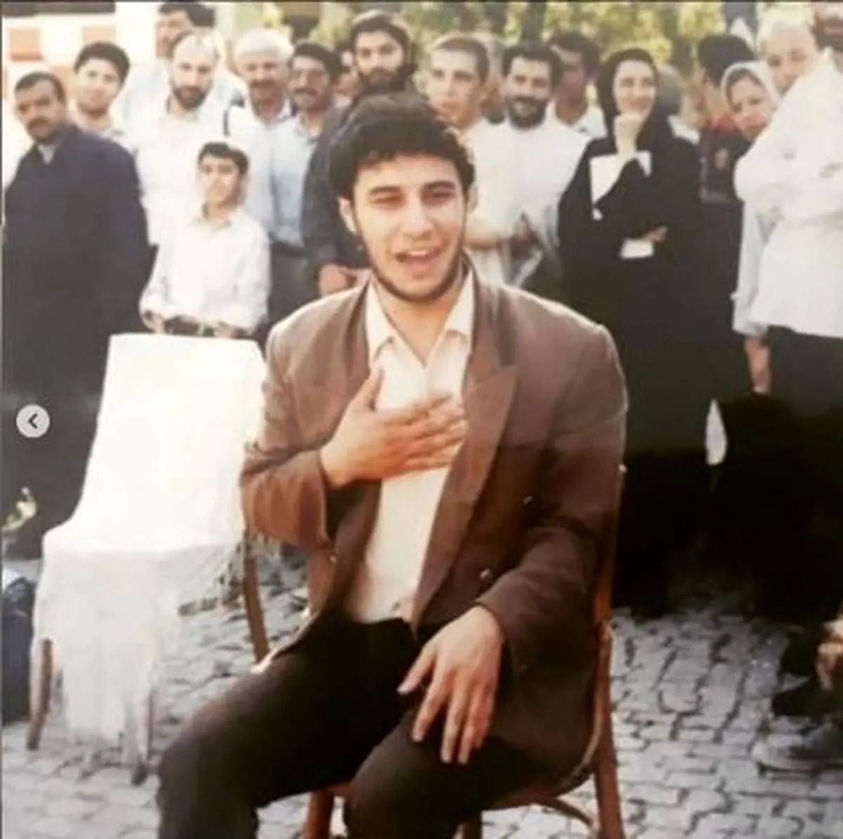 تصویری جالب از جواد عزتی در حین اجرای نمایش خیابانی