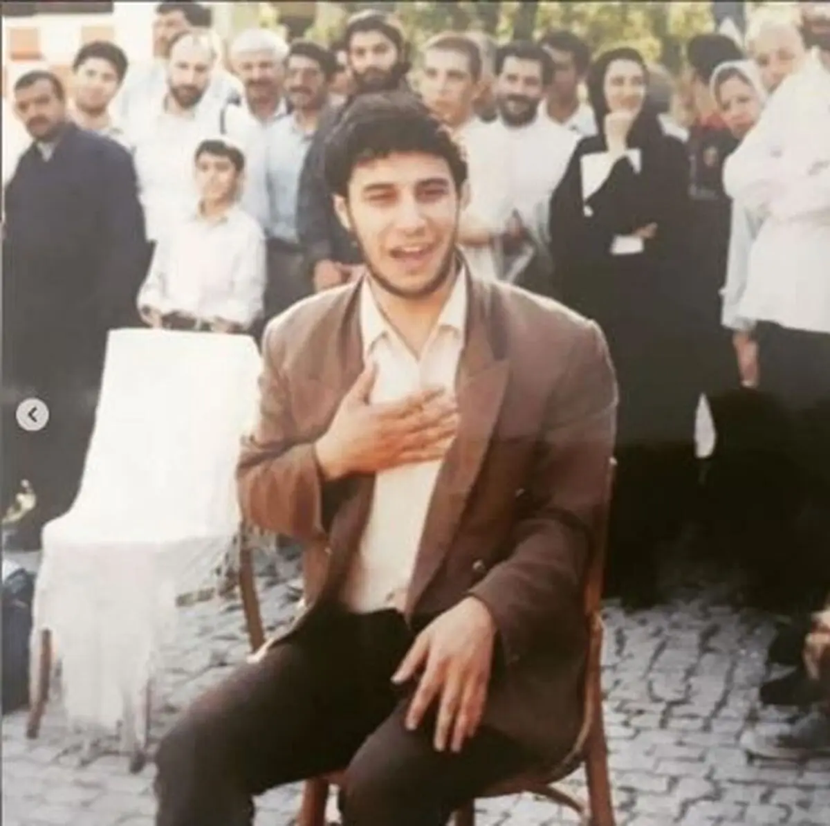 تصویری جالب از جواد عزتی در حین اجرای نمایش خیابانی