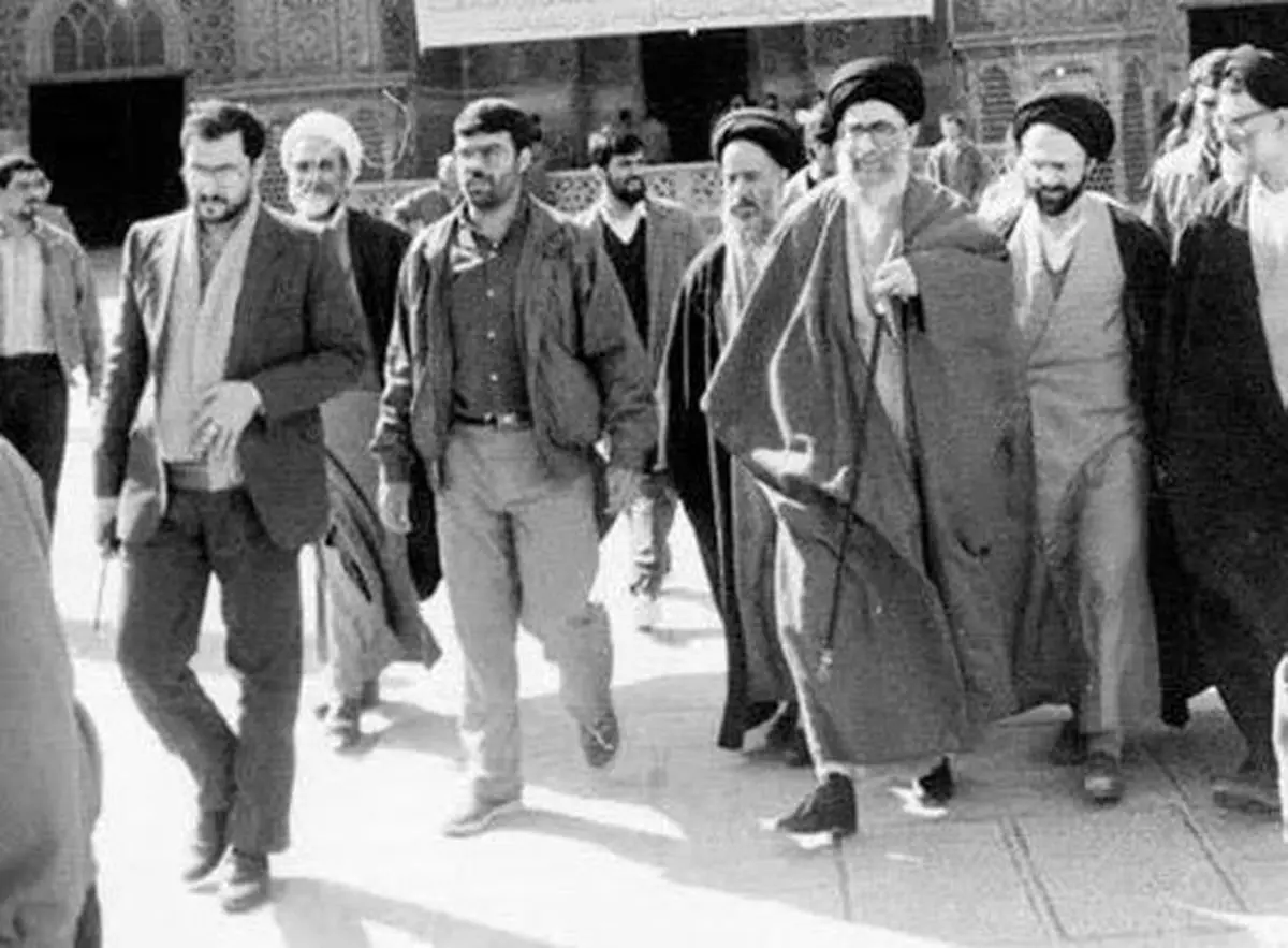 تصویری قدیمی از رهبرانقلاب در حرم حضرت معصومه(س)